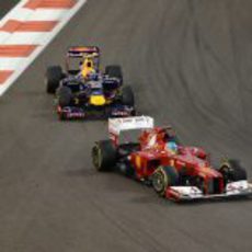 Fernando Alonso se defiende de Mark Webber en Abu Dabi