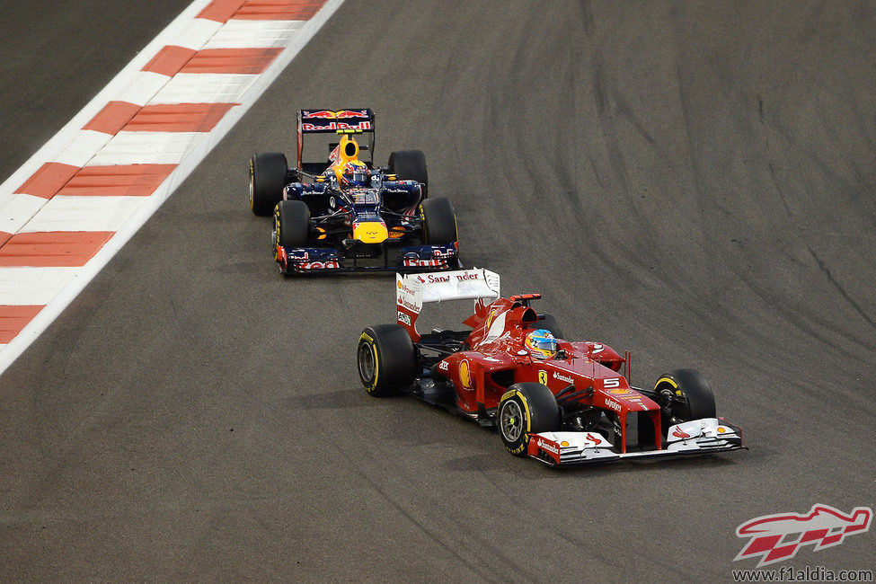 Fernando Alonso se defiende de Mark Webber en Abu Dabi