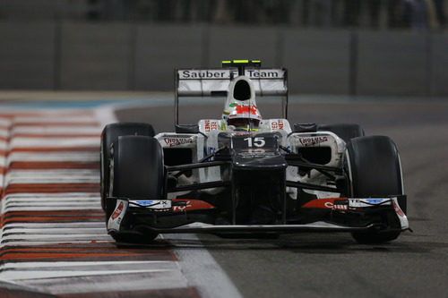 Sergio Pérez en una recta en el circuito de Yas Marina