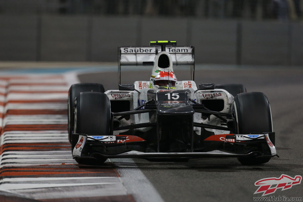 Sergio Pérez en una recta en el circuito de Yas Marina