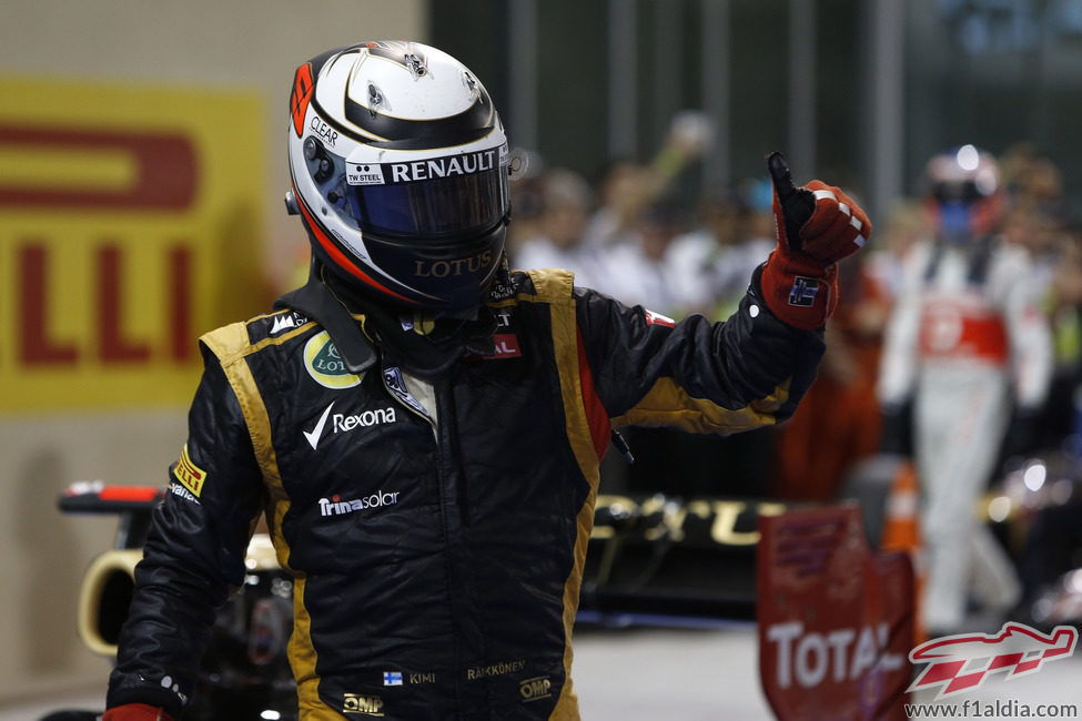 Kimi Räikkönen levanta el pulgar tras su victoria