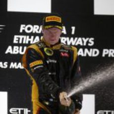 Kimi Räikkönen celebra su triunfo en el podio de Abu Dabi