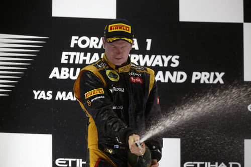 Kimi Räikkönen celebra su triunfo en el podio de Abu Dabi