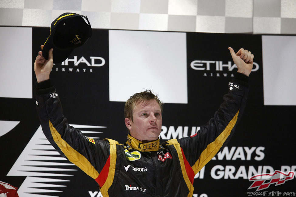 Kimi Räikkönen alza los brazos en el podio de Abu Dabi