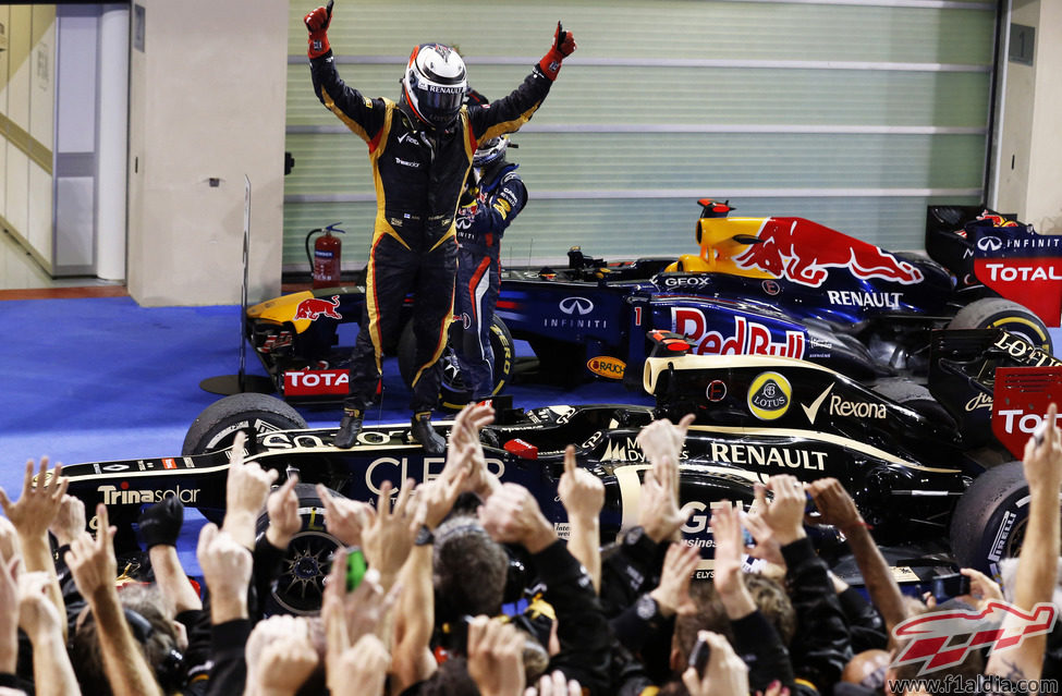 Kimi Räikkönen celebra la victoria para alegría de su equipo