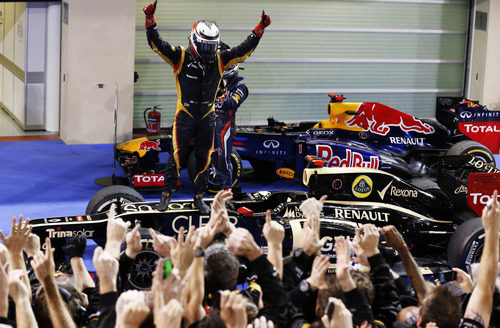 Kimi Räikkönen celebra la victoria para alegría de su equipo