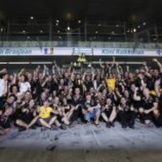 El equipo Lotus festeja la victoria de Räikkönen en Abu Dabi