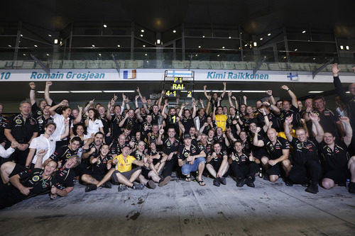 El equipo Lotus festeja la victoria de Räikkönen en Abu Dabi