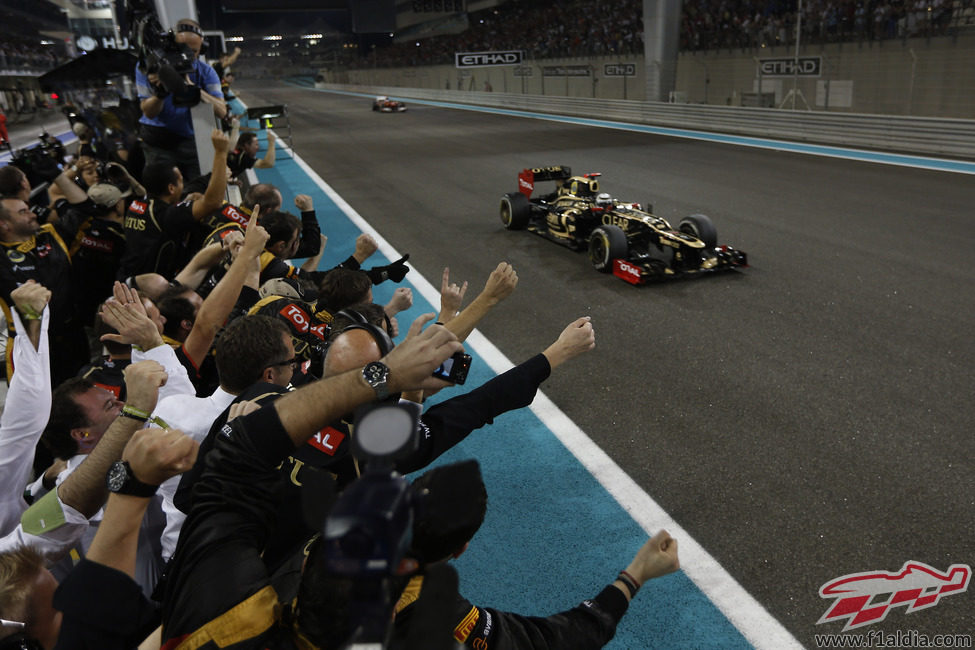 Lotus celebra la victoria de Kimi Räikkönen a su paso bajo la bandera a cuadros