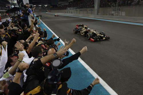 Lotus celebra la victoria de Kimi Räikkönen a su paso bajo la bandera a cuadros