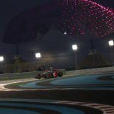 Jenson Button pilota su McLaren bajo la noche de Abu Dabi