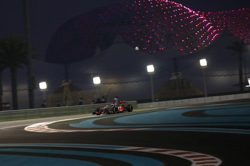 Jenson Button pilota su McLaren bajo la noche de Abu Dabi