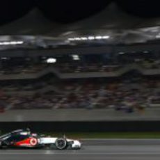 Jenson Button hace lucir la belleza de su McLaren en Abu Dabi