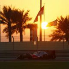 Lewis Hamilton pilota bajo el atardecer en Abu Dabi