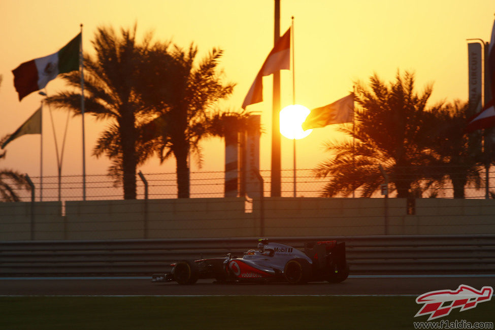 Lewis Hamilton pilota bajo el atardecer en Abu Dabi