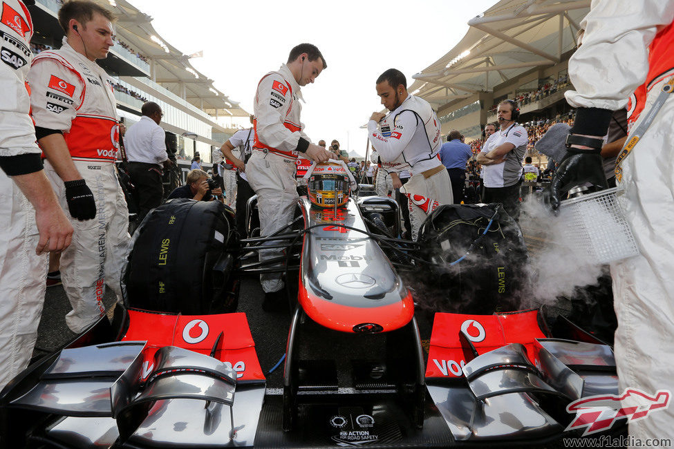 Lewis Hamilton salió desde la pole en la parrilla de Abu Dabi