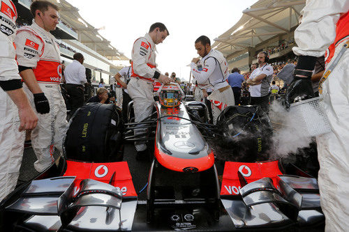 Lewis Hamilton salió desde la pole en la parrilla de Abu Dabi