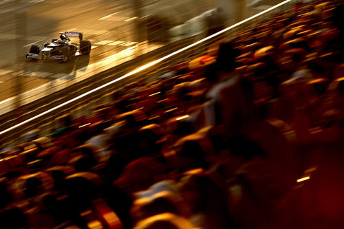 Pastor Maldonado pasa junto a la tribuna principal de Yas Marina