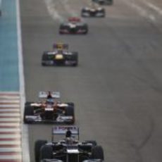 Pastor Maldonado por delante de Fernando Alonso en Abu Dabi