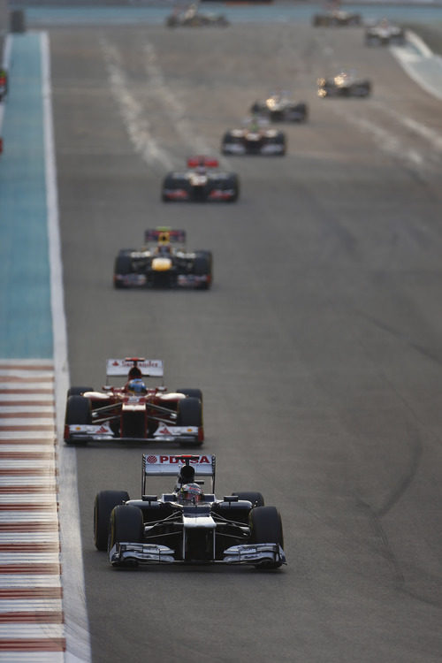 Pastor Maldonado por delante de Fernando Alonso en Abu Dabi