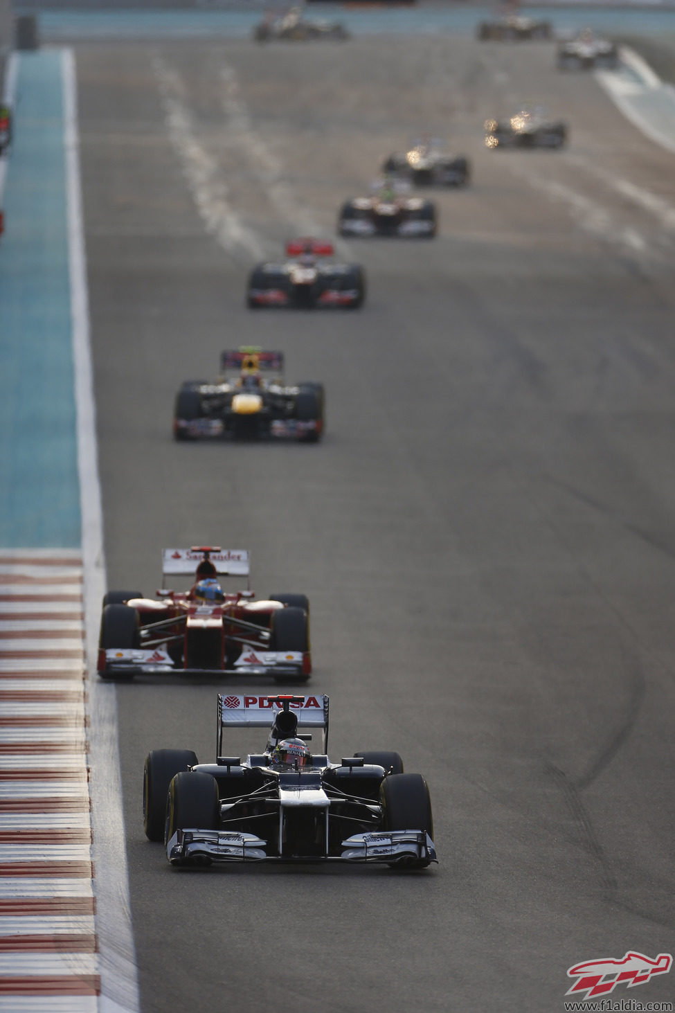 Pastor Maldonado por delante de Fernando Alonso en Abu Dabi