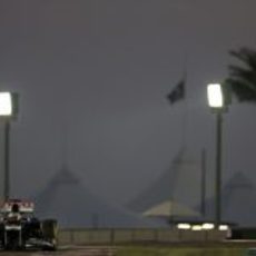 Pastor Maldonado pilotando bajo luz artificial en Abu Dabi