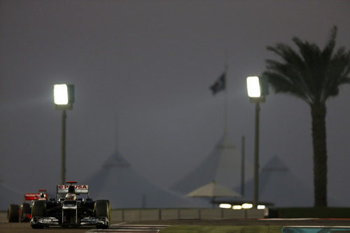 Pastor Maldonado pilotando bajo luz artificial en Abu Dabi