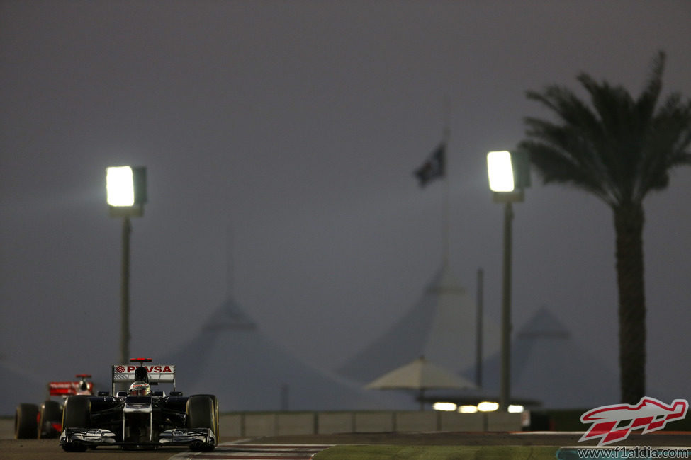 Pastor Maldonado pilotando bajo luz artificial en Abu Dabi