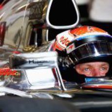 Kevin Magnussen sentado en el McLaren en Yas Marina