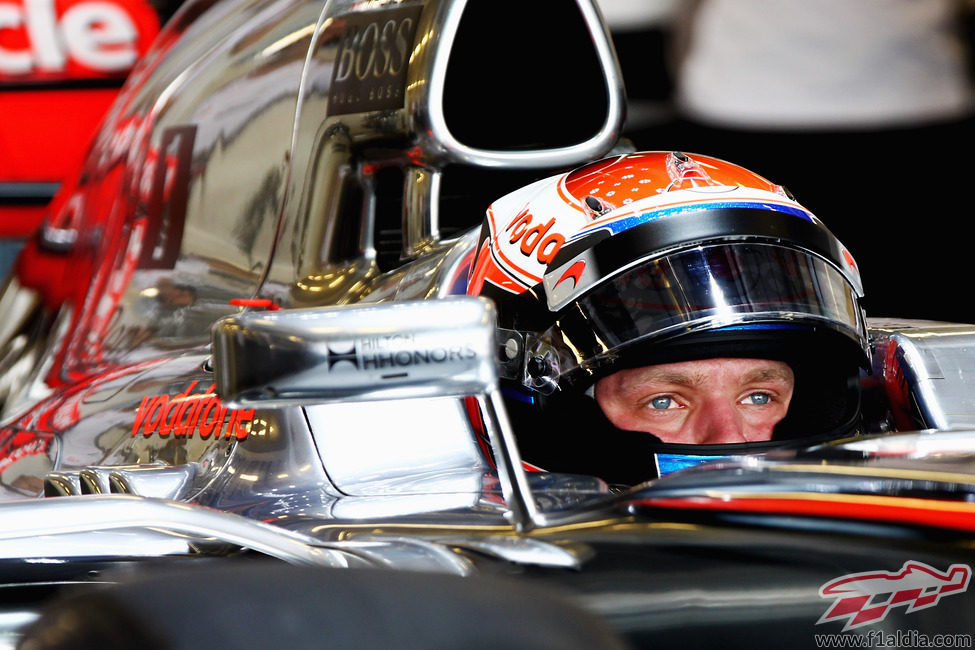 Kevin Magnussen sentado en el McLaren en Yas Marina