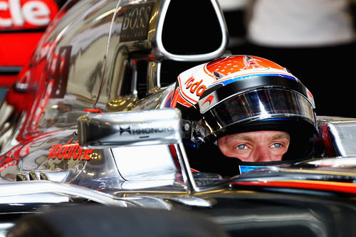 Kevin Magnussen sentado en el McLaren en Yas Marina