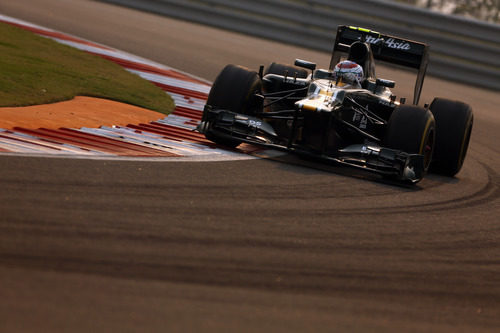 Vitaly Petrov coge una curva en el circuito de Buddh