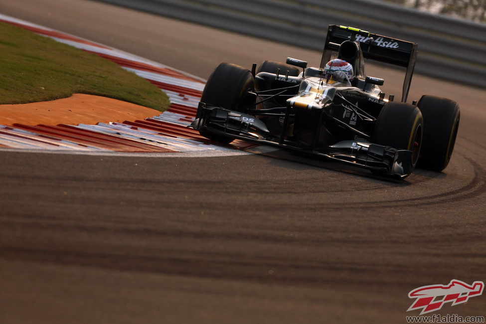 Vitaly Petrov coge una curva en el circuito de Buddh