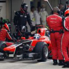 Timo Glock realiza su parada en el GP de India 2012