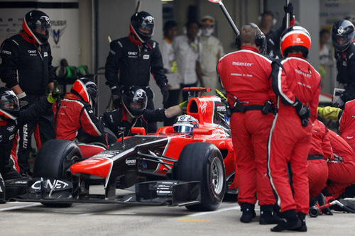 Timo Glock realiza su parada en el GP de India 2012