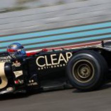 Nicolas Prost rueda en Yas Marina con el Lotus E20