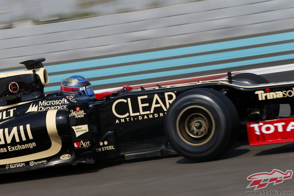 Nicolas Prost rueda en Yas Marina con el Lotus E20