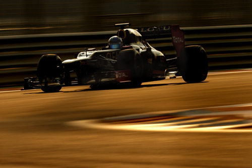 Nicolas Prost pilota el Lotus E20 bajo el atradecer de Abu Dabi
