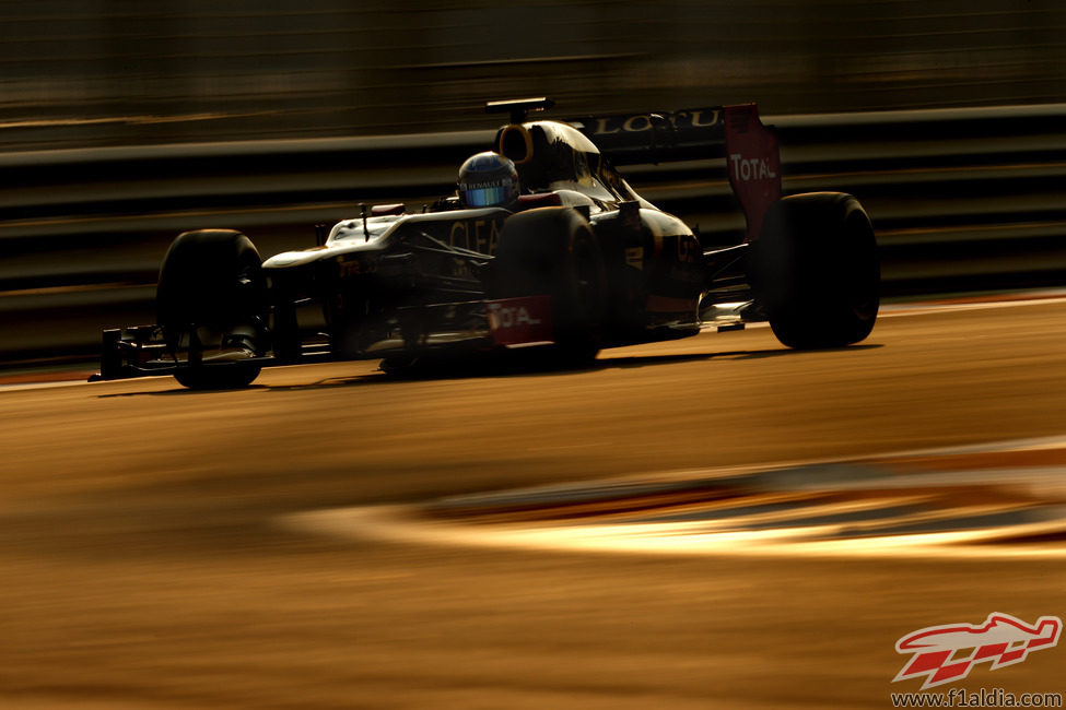 Nicolas Prost pilota el Lotus E20 bajo el atradecer de Abu Dabi