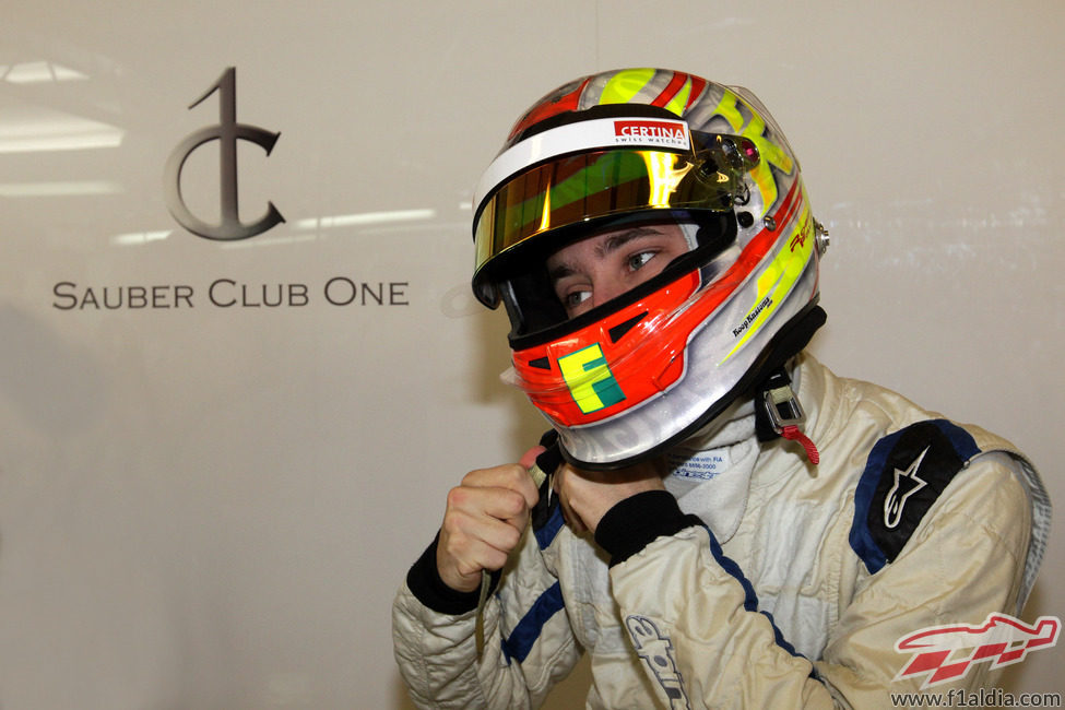 Robin Frijns se quita el casco tras terminar los test de Abu Dabi