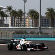 Robin Frijns rueda para Sauber en el primer día de test en Yas Marina