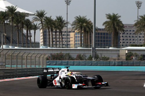 Robin Frijns rueda para Sauber en el primer día de test en Yas Marina