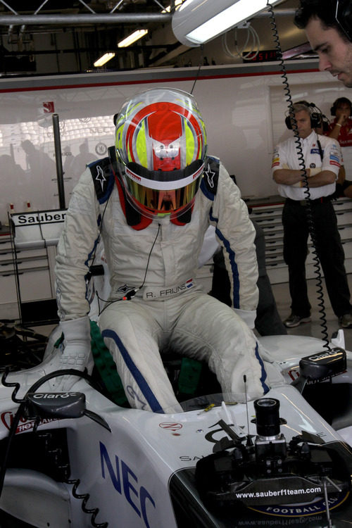 Robin Frijns se baja del Sauber C31 tras los test