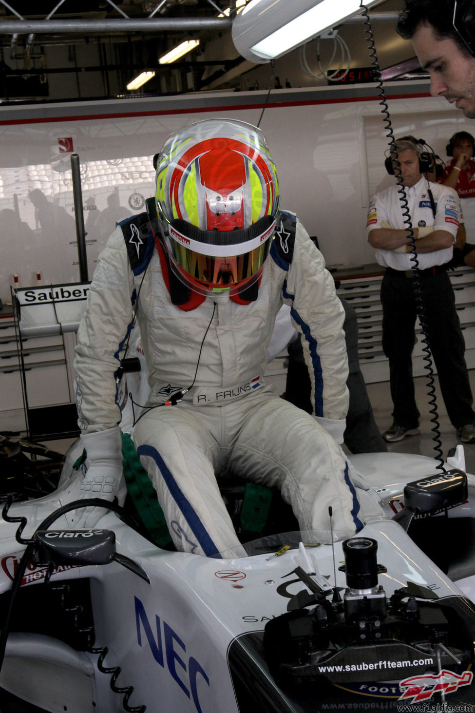 Robin Frijns se baja del Sauber C31 tras los test