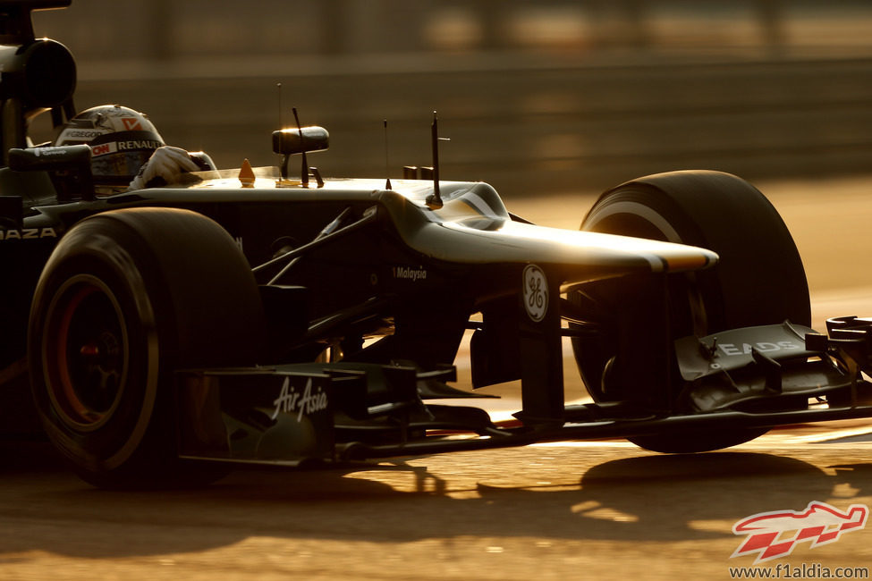 Giedo van der Garde rueda con el CT01 bajo el atardecer asiático