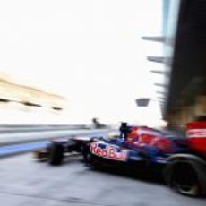 Luiz Razia abandona el garaje de Toro Rosso en Abu Dabi