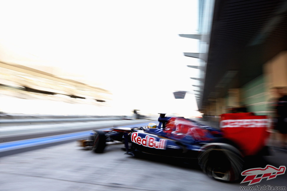 Luiz Razia abandona el garaje de Toro Rosso en Abu Dabi