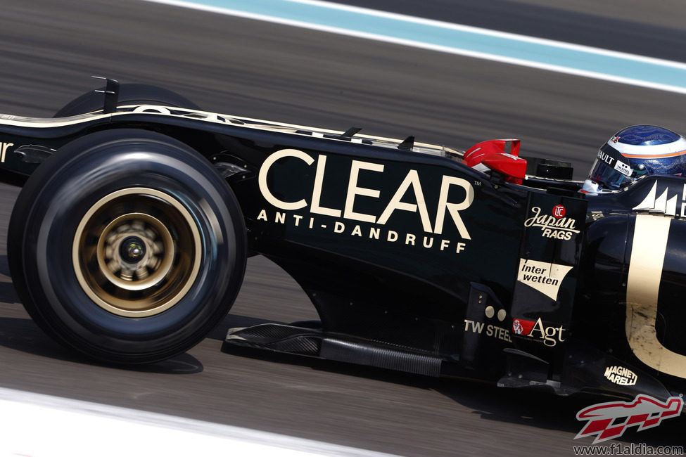 Edoardo Mortara ocupó el Lotus E20 el segundo día de test en Abu Dabi
