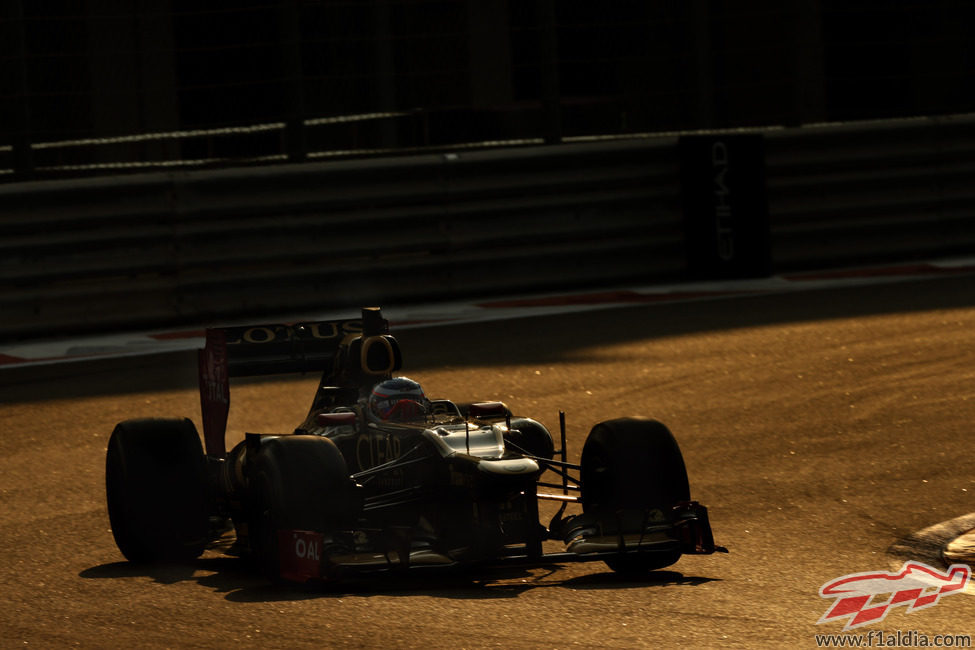 Edoardo Mortara rueda bajo el atardecer de Abu Dabi