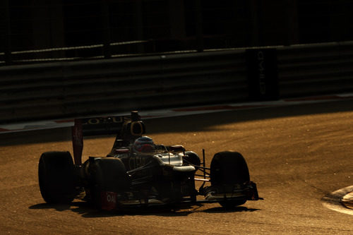 Edoardo Mortara rueda bajo el atardecer de Abu Dabi